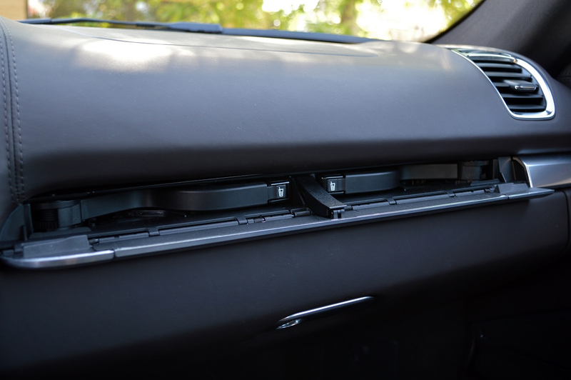 Illustration for article titled The Coolest Details of the 2014 Porsche Cayman S